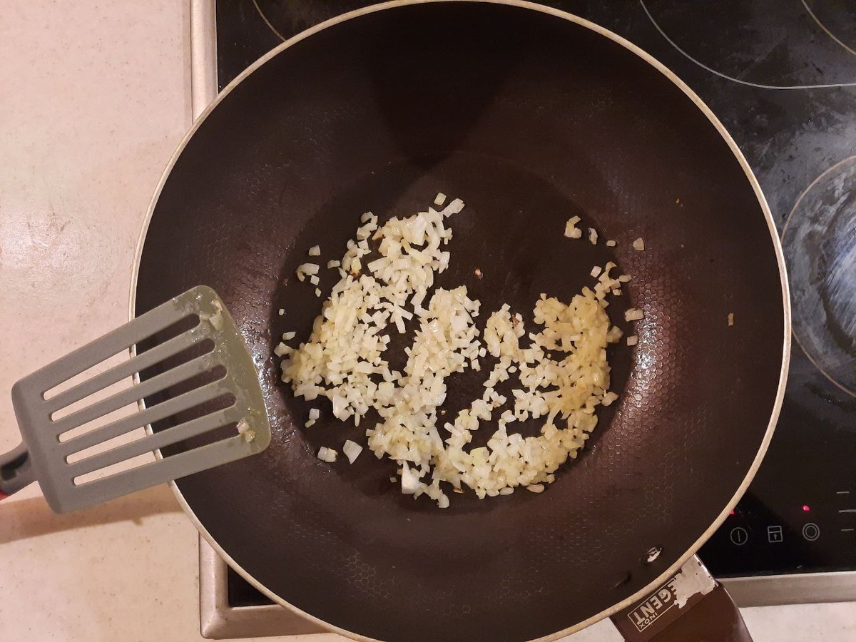 1) мелко нарезанный репчатый лук обжариваем до золотистого цвета на подсолнечном масле