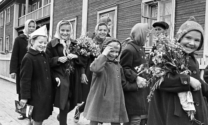 1-е сентября. Дети с цветами. Всеволод Тарасевич, 1 сентября 1965 года, Архангельская обл., Ненецкий НО, г. Нарьян-Мар, ул. Ленина, МАММ/МДФ.