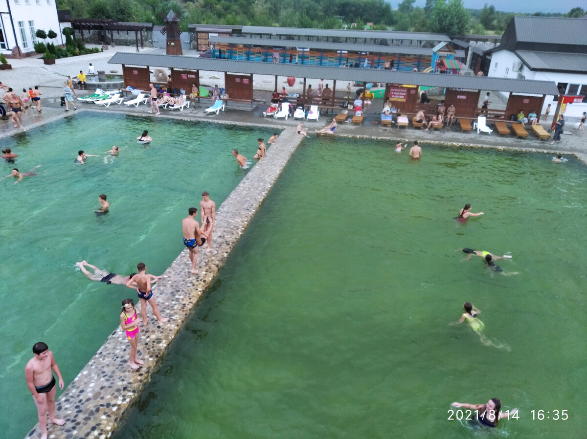 Чем темнее вода, тем она теплее.