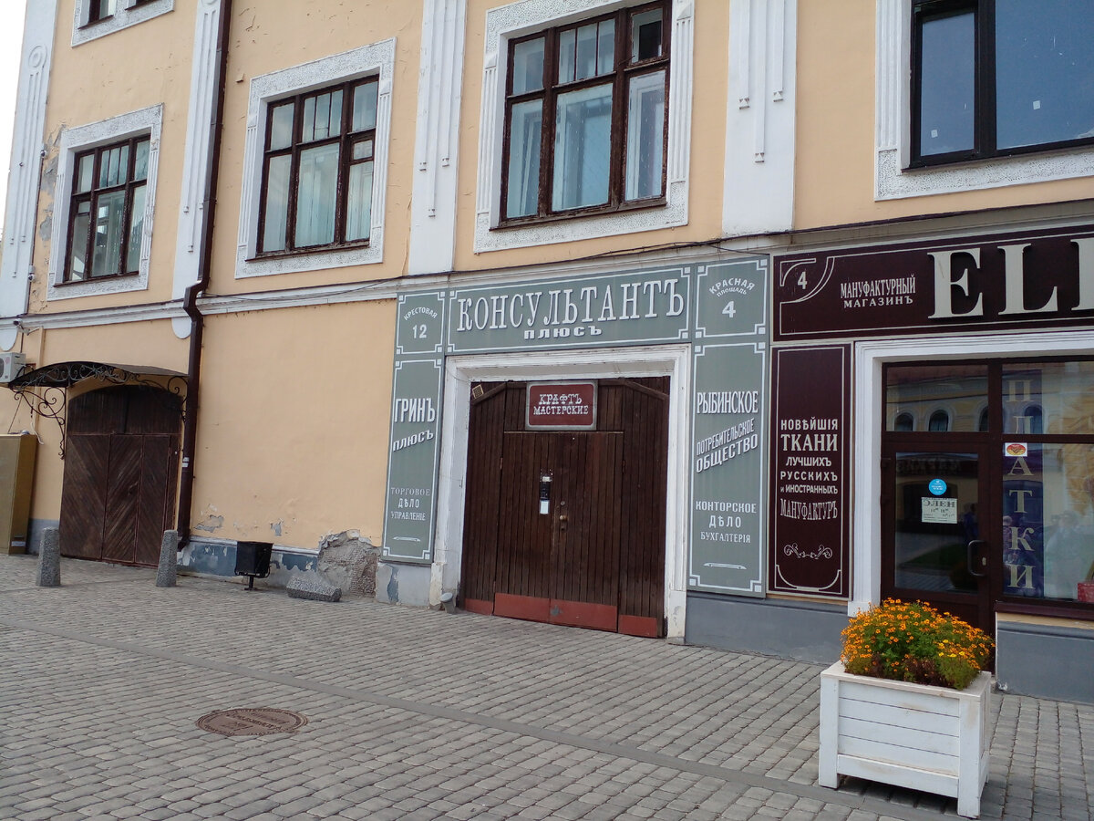 Фото автора. В центре города вывески на всех зданиях стилизованы под старину. Очень необычно и интересно.