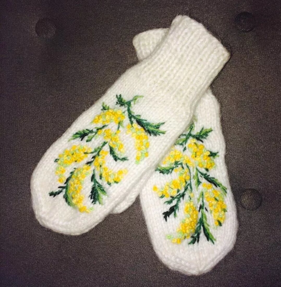 Вышивка на варежках своими руками схемы мастер. Вышивка на варежках. Вышитые варежки. Вышивка на рукавицах. Вязаные варежки с вышивкой.