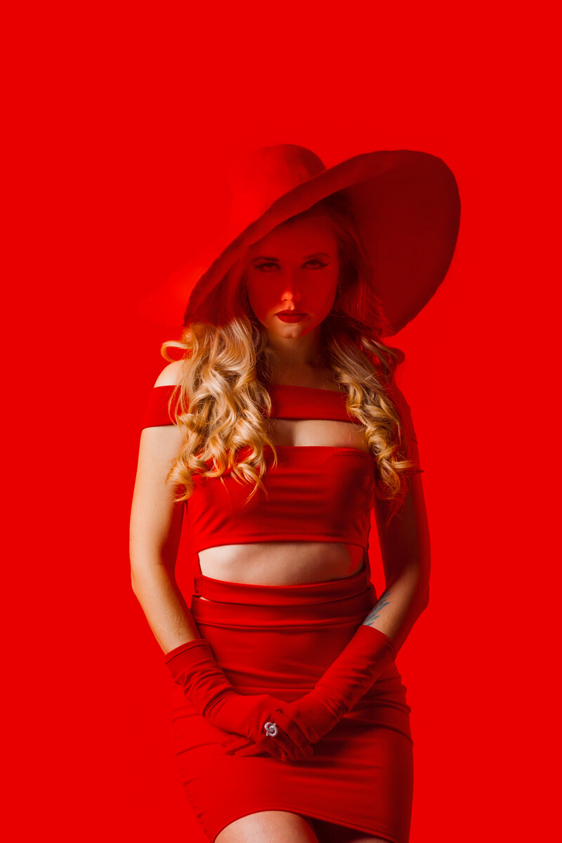 Girl in red i ll call you. Американская певица в Красном платье. Lady in Red певица. Girl in Red фото певицы. Girl in Red коллаж.