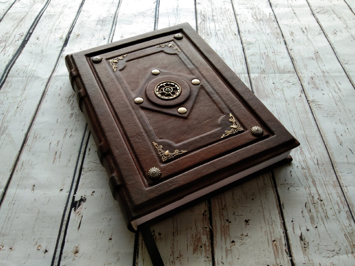 Кожаный недатированный ежедневник. Обложка из натуральной кожи с горячим тиснением и вставкой бронзового компаса. 