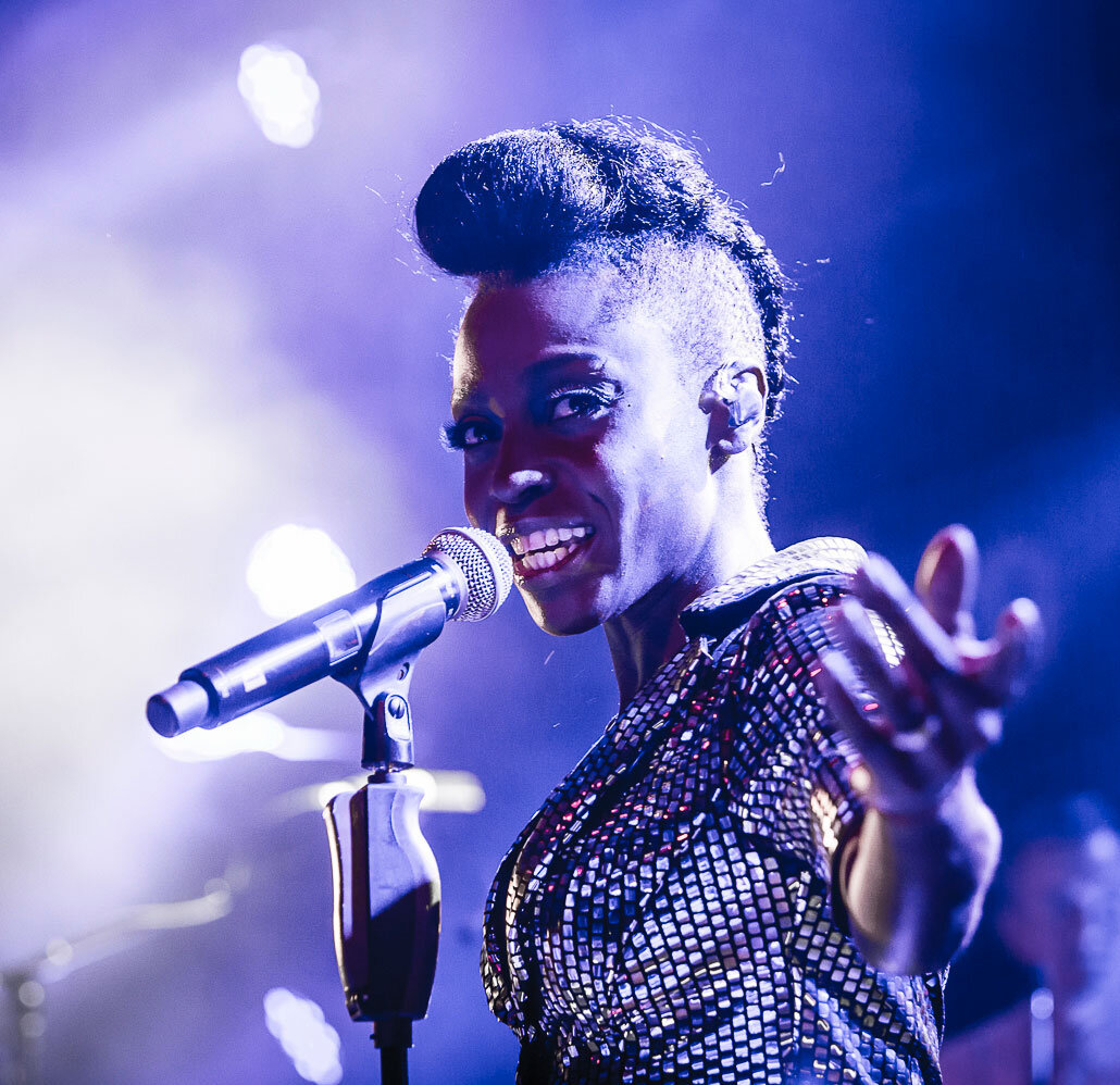 Скай Эдвардс из Morcheeba на концерте в 2018-м году