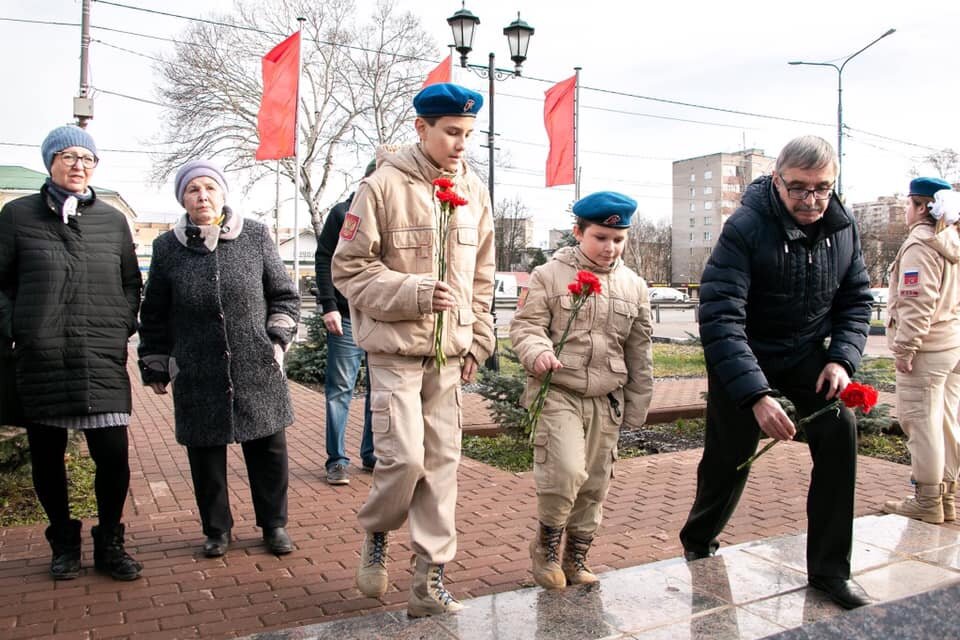 Родные погибшего воина посетили братскую могилу.
