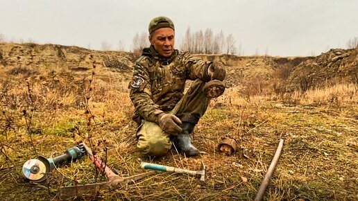 Разломал, какой-то маленький электродвигатель, чтобы извлечь из него медь.