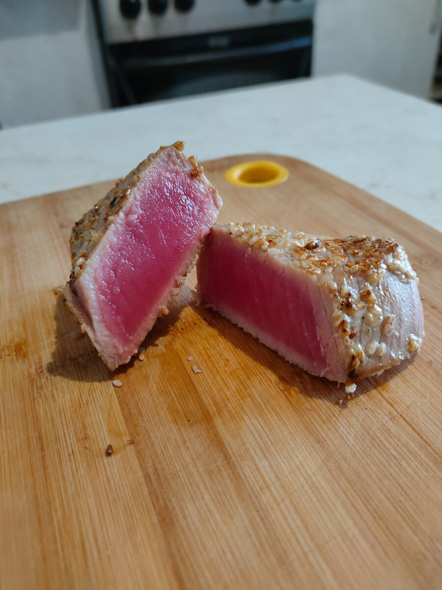Стейк Желтоперого тунца, приготовленный Rare в кунжутной панировке