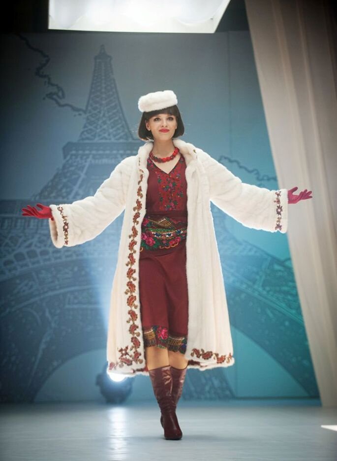 Регина Барская в сапожках на показе во Франции