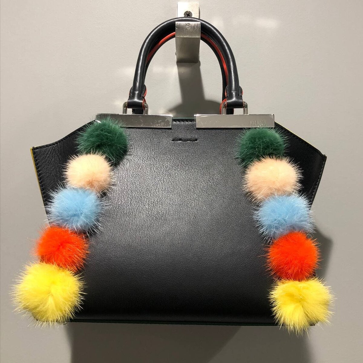 Архивная сумка Fendi за 43 280₽ вместо 144 280₽ (искать в магазине Topstyle)