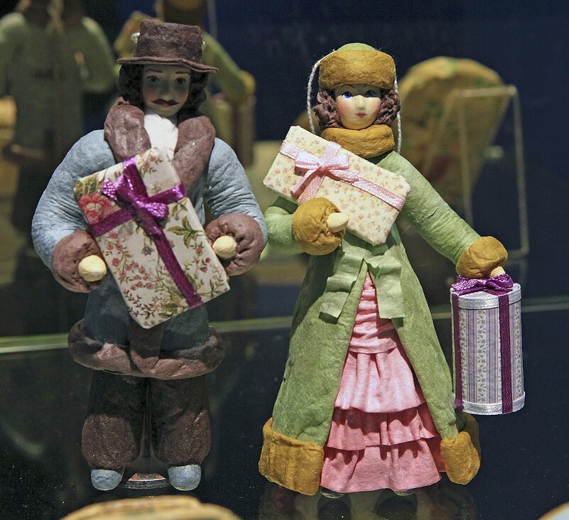 Фотография из музея, старинные игрушки 