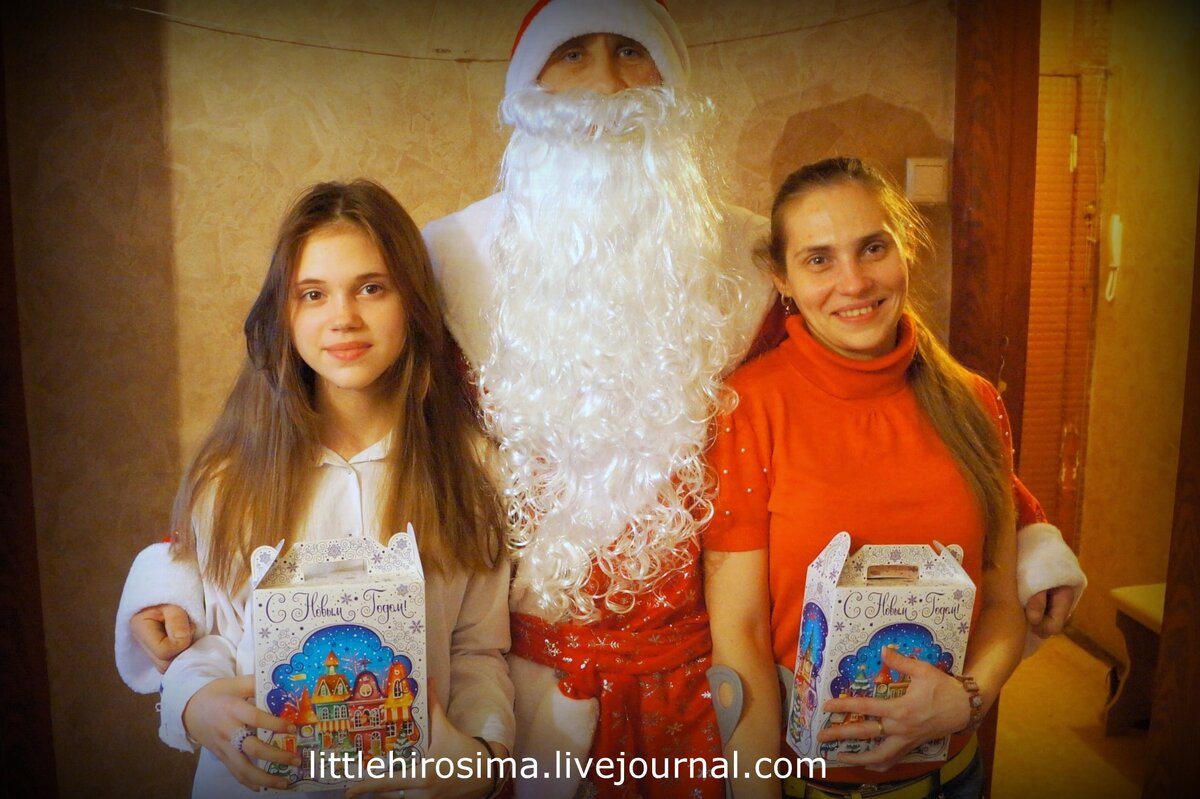 Юля с дочкой Лерой.
Юля инвалид, воспитывает одна дочку.

Подробнее читать про них по ссылке здесь:
https://littlehirosima.livejournal.com/417993.html