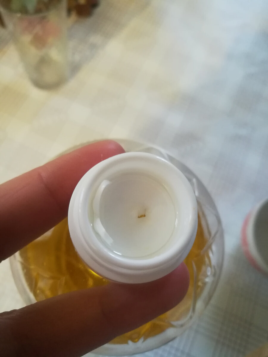 Кольцо для вскрытия отрезала и ничего не мешает. и бутылка чистая, масло не течет по краям.