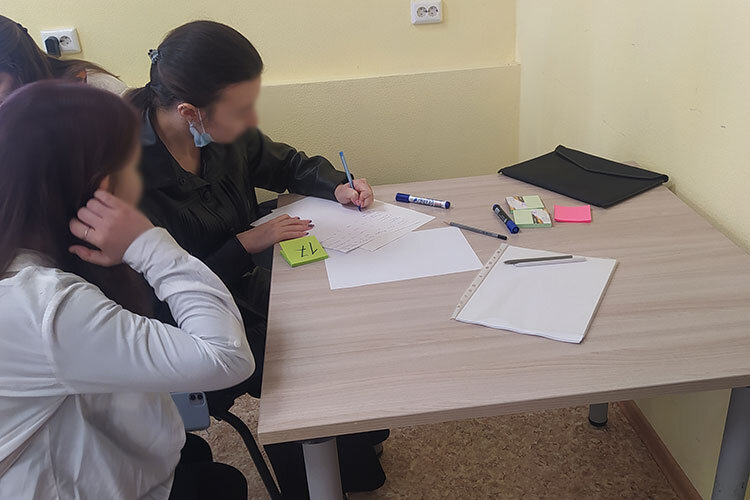 На входе в кабинет всех ждали анкеты: имя и фамилия, рост и размер одежды, а также контактный телефон. Участникам выдали номерки, согласно которым они должны выходить на сценуФото: Станислав Шемелов