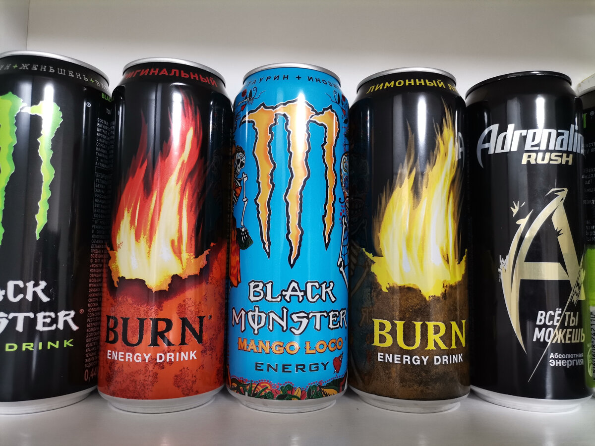 Энергетические напитки разных брендов. 