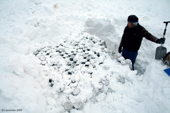 Временное хранилище батареи ледяных кернов на месте бурения. Фото с сайта: http://paleoglaciology.org/regions/Caucasus/IceCoreDrilling/