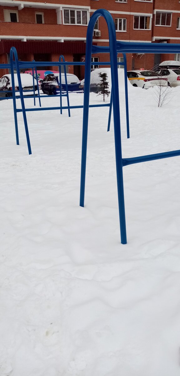 Помните, на такие штуки раньше паласы для выбивания вешали? 