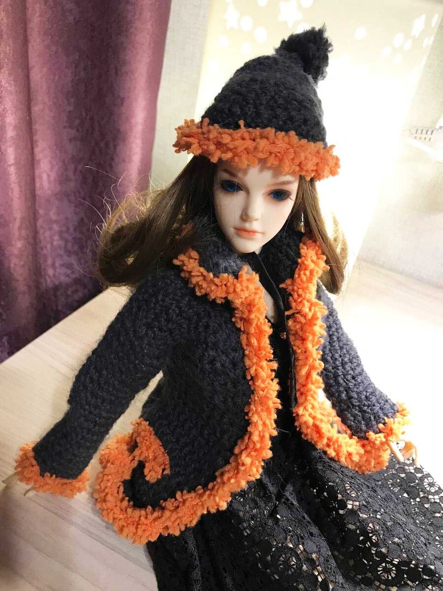 Большой кукле вязала одежду мама