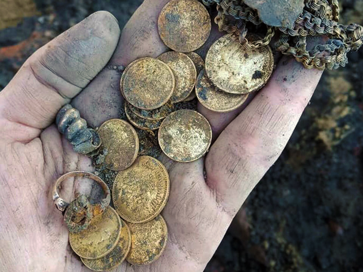 Клад золотых монет и украшений времён Николая II
