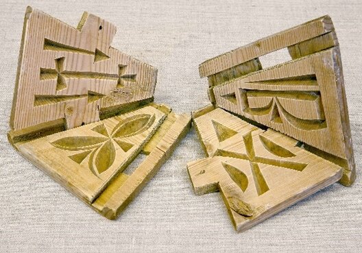 ФОРМА ДЛЯ ПАСХИ разборная. Конец ХIХ - начало ХХ в. Место создания: Архангельская губ., Шенкурский уезд, Усть-Важская волость, дер. Запольки. Дерево, вырезание, столярная работа, резьба. 14,5 х 15,5.