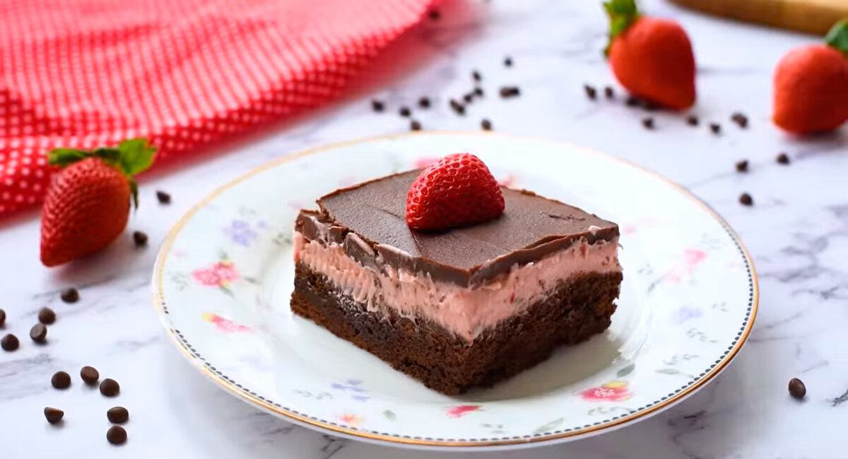 Клубничное шоколадное пирожное