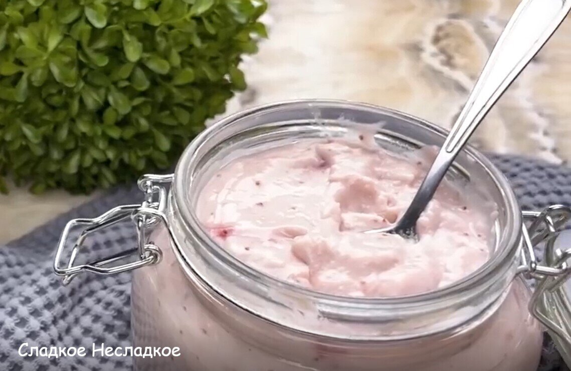 Вкусный, натуральный йогурт с клубникой
