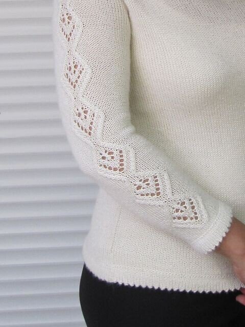 Очень женственная кофточка.