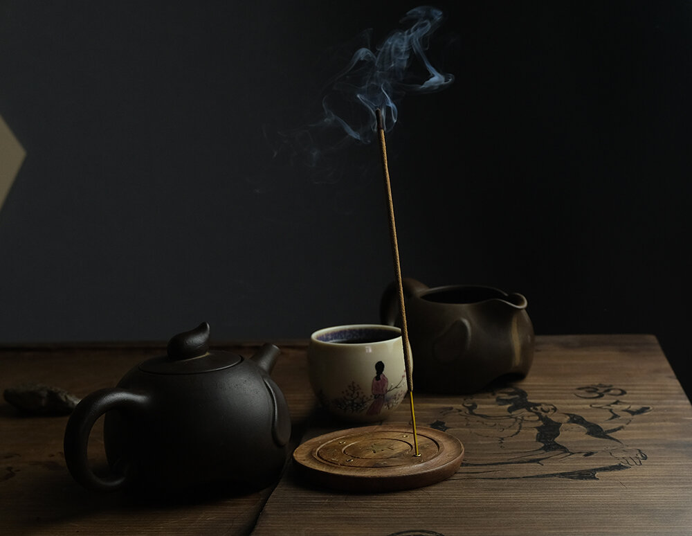 Пуэрчик и индийские аромапалочки. Фото автора