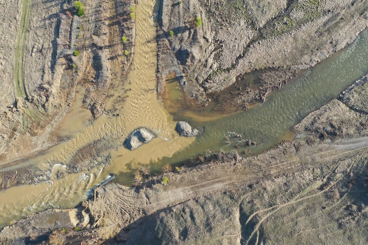 Золотодобытчики сбрасывают отходы в горную реку. © Фото : Предоставлено Вячеславом Кречетовым