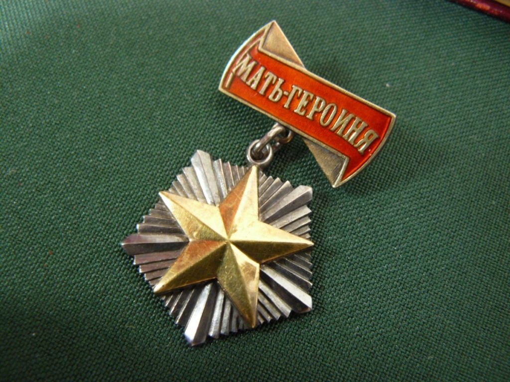 Женщина награжденная орденом. Золотая звезда мать героиня СССР. Орден мать героиня 1944. Золотая медаль матери героини в СССР. Ордена и медали матери героини в СССР