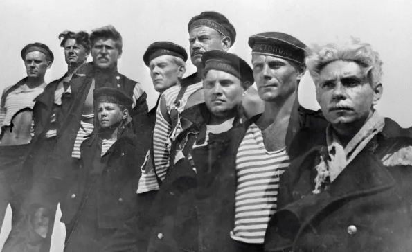 Мы из Кронштадта. "Кто здесь коммунист?" Оказались - все коммунисты, даже юнга. Эти люди шли на смерть, чтобы жили другие. 