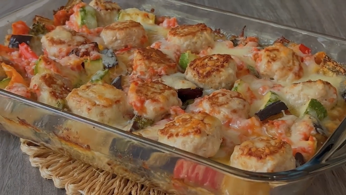 Запечённые овощи с жаренными тефтельками и сыром