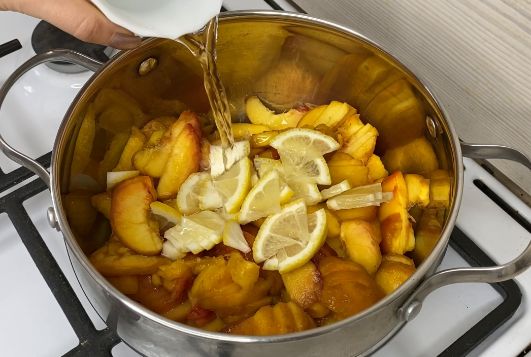 персиковое варенье дольками. вареные персики. вареный персик. вареные лимоны. вареные персики.