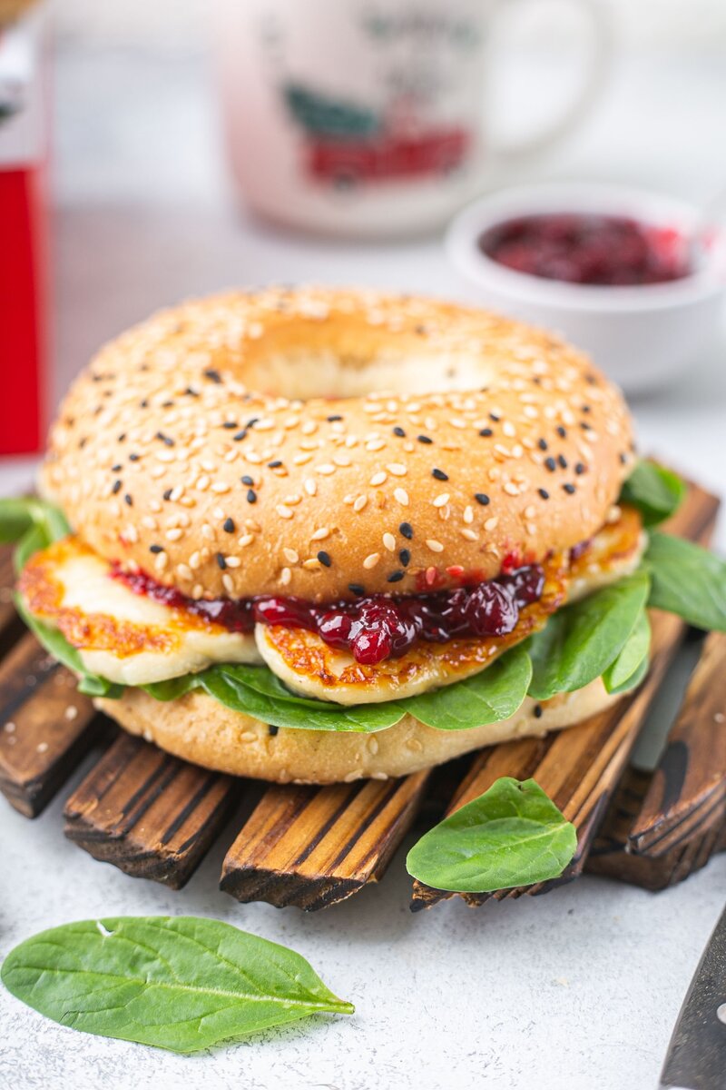 ИНГРЕДИЕНТЫ: готовые бейглы или булочки для бургеров
сыр Халуми
Раст. масло- 1 ст.л.
Листья салата

Для соуса:
замороженная брусника - 200г
Сахар- 90 г (или по вкусу)
Кукурузный крахмал - 1 ст. л.

РЕЦЕПТ:
1) жарим сыр Халуми на раскалённой сковороде буквально 30 сек с каждой стороны
2) выкладываем листья салата/ шпината или любой другой любимой зелени 
3) Для соуса ягоды с сахаром ставим на огонь, доводим до кипения. В конце добавляем ложку крахмала, тщательно размешиваем и снимаем с огня. Даем соусу остыть и добавляем на сыр. Булочки можно слегка обжарить, если есть желание.
Собираем бургер и подаём

Приятного аппетита!!