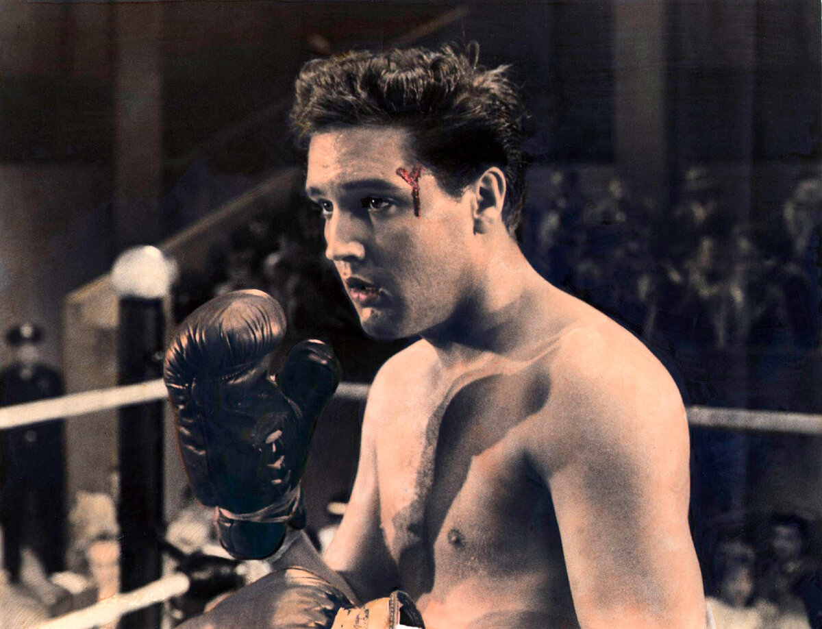    В 1948 году семья Пресли переехала в Мемфис. Здесь жизнь юноши начала меняться. Он обзавёлся друзьями, стал встречаться с девушками и поработал над своим имиджем: отрастил бакенбарды, изменил причёску и подобрал яркий гардероб / globallookpress.com / imago stock&people