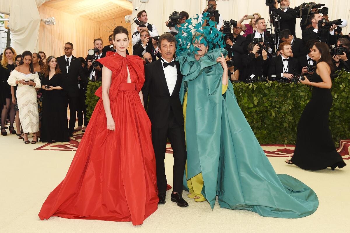 Met Gala 2018 Энн Хэтэуэй