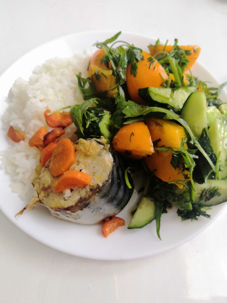 Обед с достаточным количеством белков, жиров и углеводов 