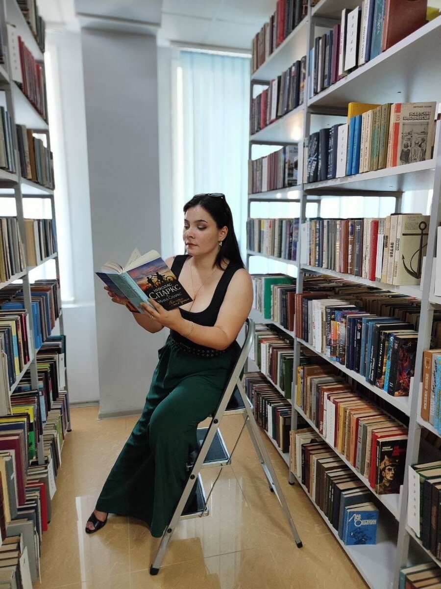 История Николаса Спаркса подчеркивают его природную красоту и обаяние, с этой книгой автор становится еще более привлекательным. Яркий, харизматичный, сексапильный и с легким оттенком вызывающей дерзости - его характер невозможно описать в нескольких словах. Им надо только наслаждаться, открывая для себя все новые и новые грани элегантного повествования. Чтение напоминает плавный восход солнца, который медленно выкатывается на небосклон и посылает свои ласковые лучи в самые отдаленные уголки вашей души. 
 


