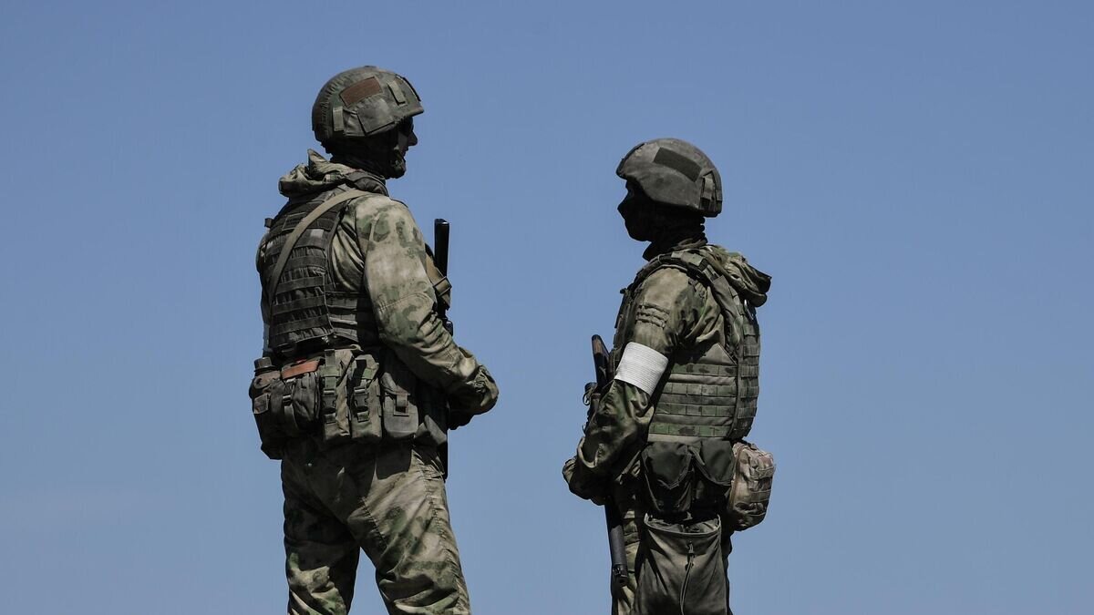    Военнослужащие подразделения инженерно-сапёрной бригады ВС РФ во время разминирования противотанковых мин на Арабатской стрелке© РИА Новости
