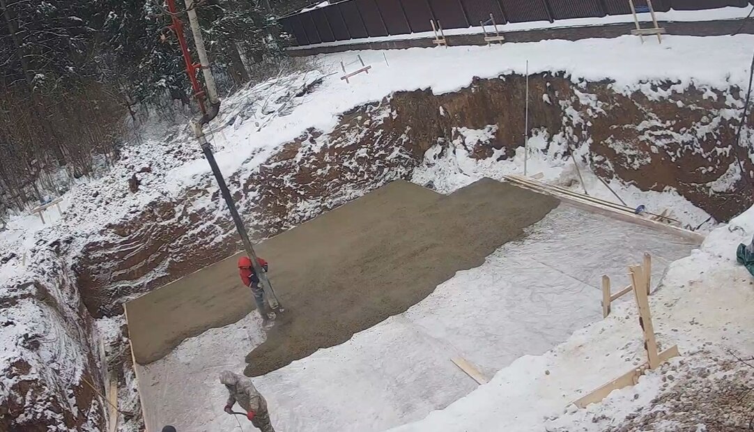 Процесс заливки подбетонки с насоса