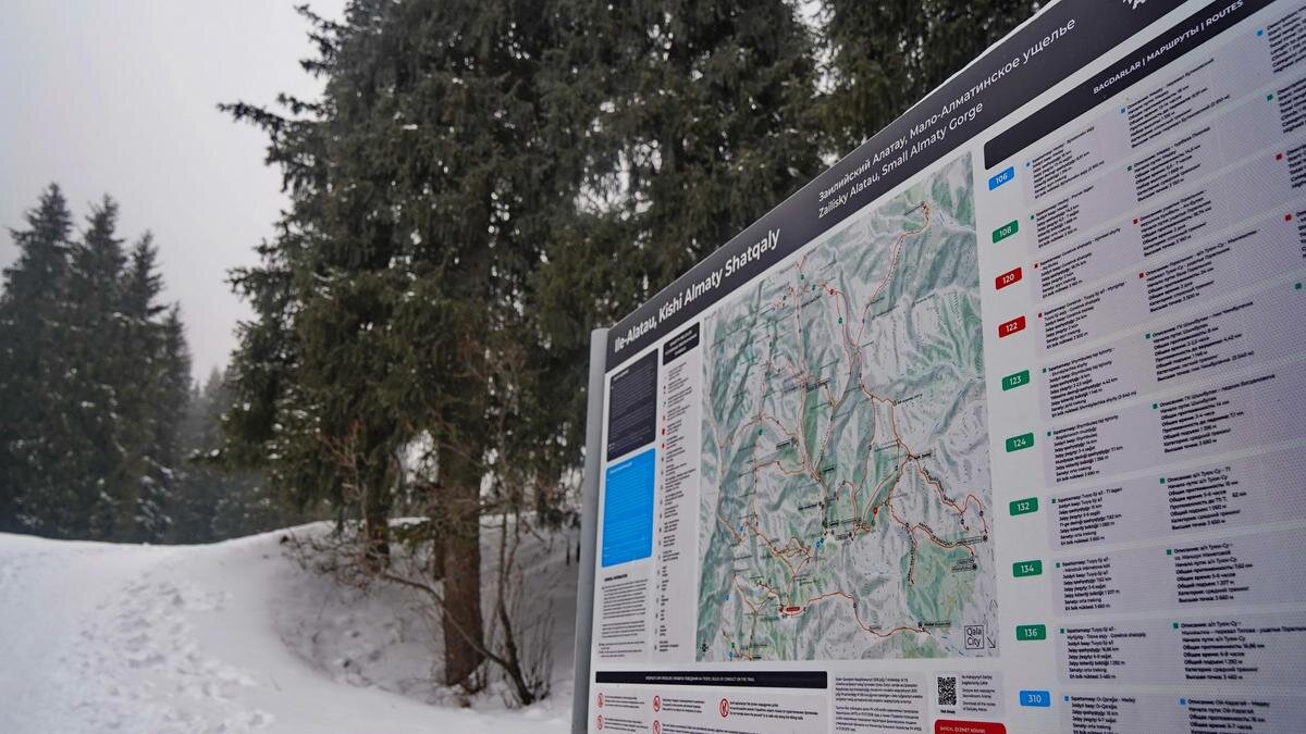    Стенд в Иле-Алатауском нацпарке:NUR.KZ/Владимир Третьяков