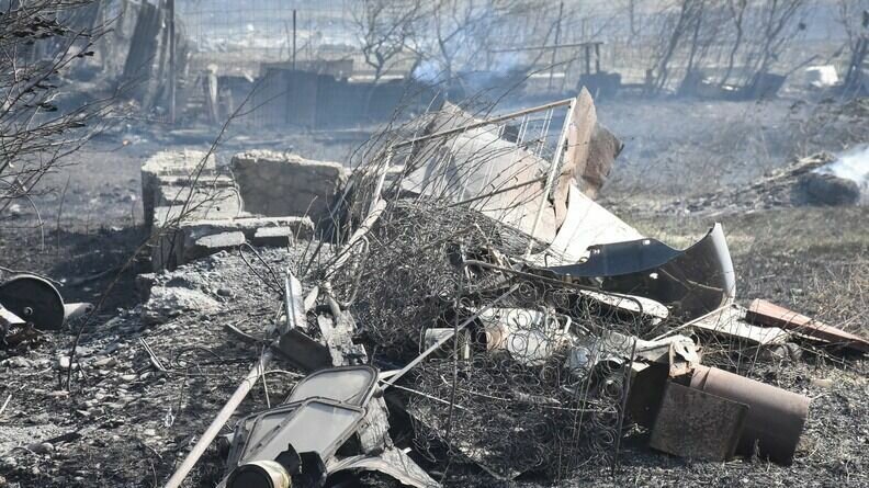     В 03:57 расчёты пожарно-спасательной части №5 реагировали на сообщение о пожаре строительного вагончика по улице Школьной в поселке Рудник Кадала.