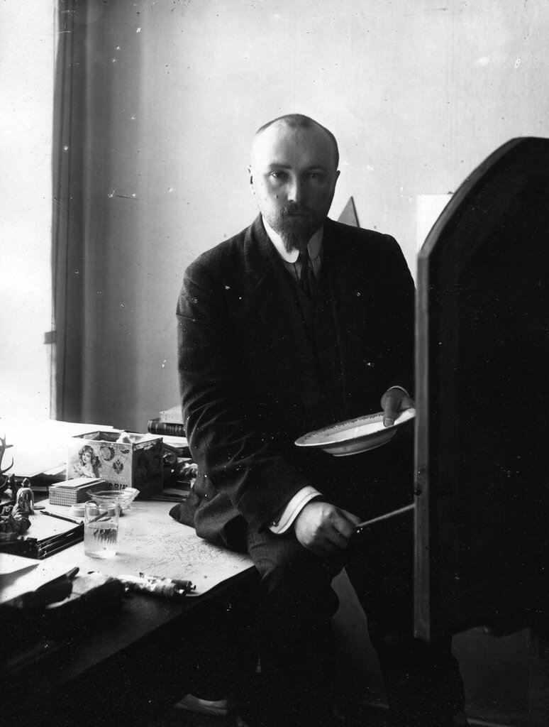 Николай Константинович Рерих в мастерской. Петербург, 1910-е годы.