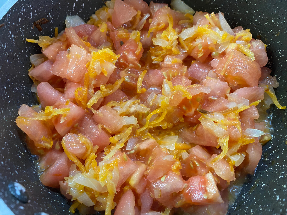 Я всегда снимаю кожу с помидор. Мне так нравится больше 