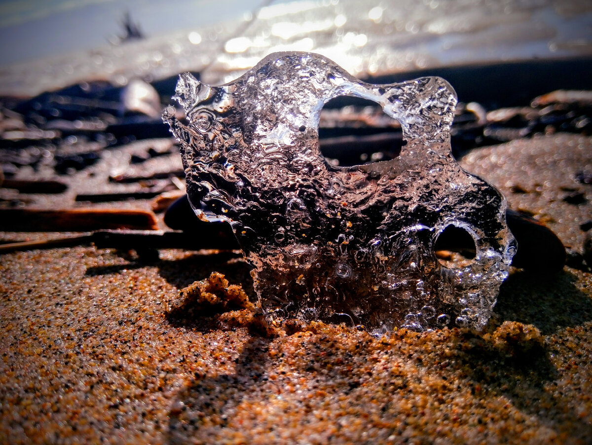 Льдинка на песке