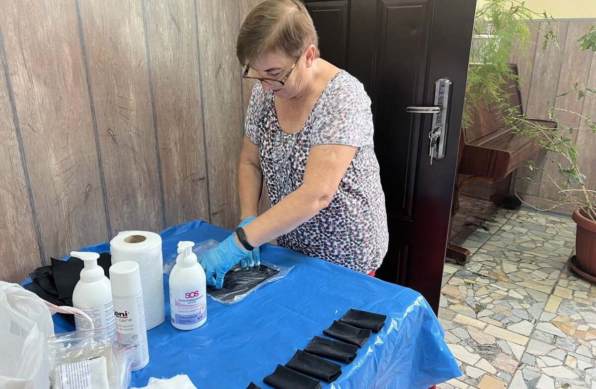    В Новосергиевке открыли клуб плетения маскировочных сетей для бойцов СВО Кристина Просвиркина