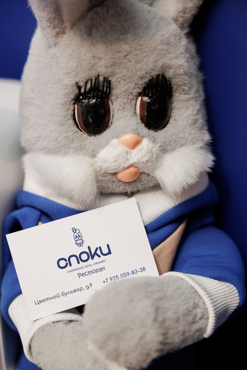 Гостей ресторана встречает тот самый очаровательный Степашка из "Спокойной ночи, малыши!"