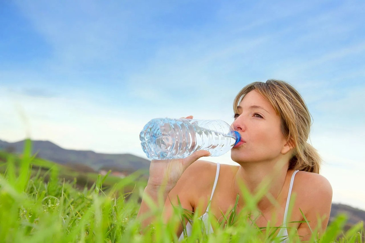 Почему сильная жажда. Пить воду. Питье воды. Девушка пьет воду жара. Вода и человек.