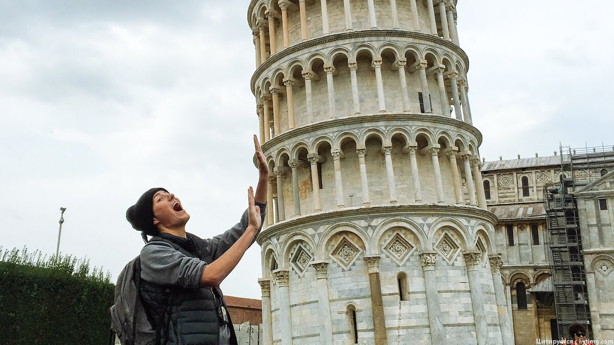 Сегодня мы поговорим об одном «пьяном» сооружении, представляющим собой настоящее архитектурное чудо и способным способно подарить смех и радость, как только взоры смотрящего встретятся с ним.-3