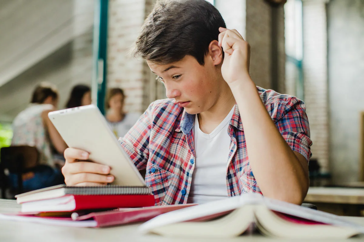 Student look. Студенты в недоумении. Парень студент задумался. Старшеклассник думает. Человек грустный учеба.