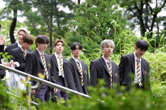 (C) HYBE ЯПОНИЯ